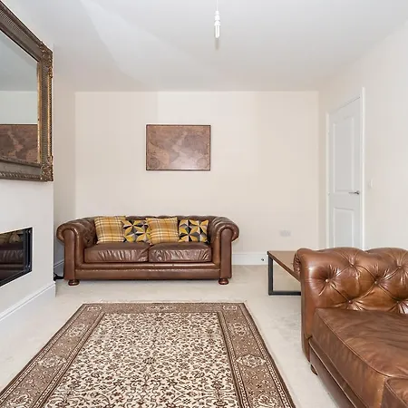 Huge & Modern 4 Bedroom House In * يورك