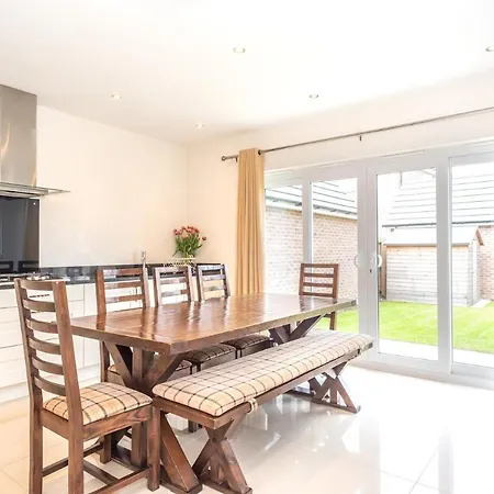 Huge & Modern 4 Bedroom House In شقة