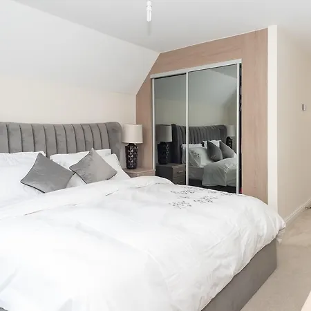 Huge & Modern 4 Bedroom House In *