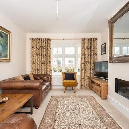 Huge & Modern 4 Bedroom House In