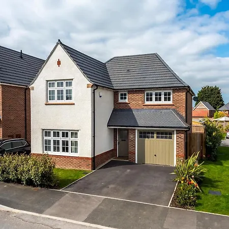 Huge & Modern 4 Bedroom House In *