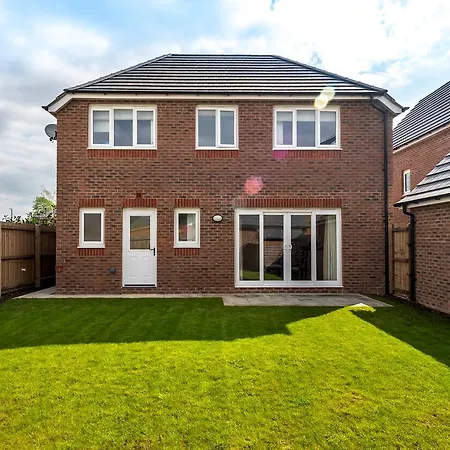 Huge & Modern 4 Bedroom House In