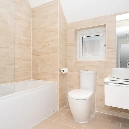 Huge & Modern 4 Bedroom House In شقة