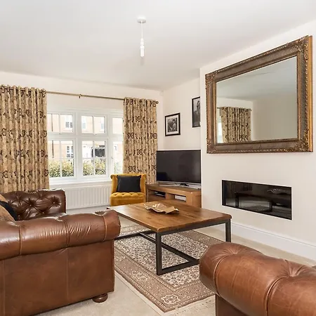 Huge & Modern 4 Bedroom House In